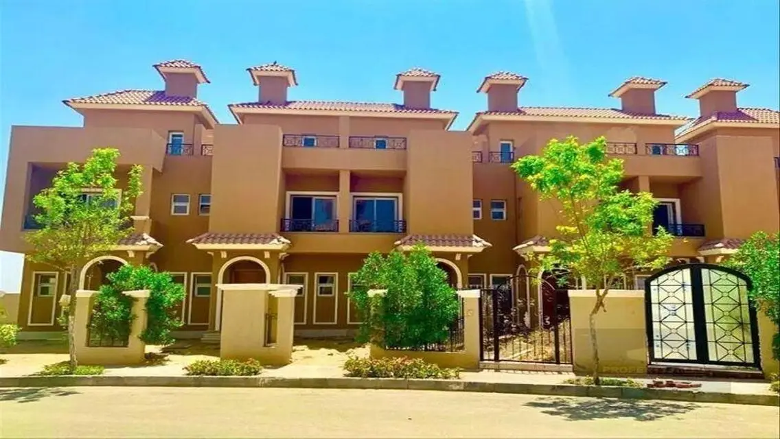 Luxury Villa for Sale by the Lakes with Exceptional Amenities