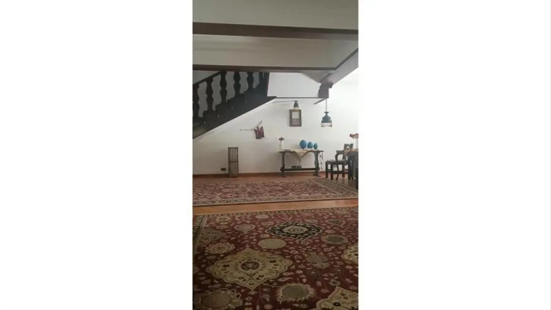 عقار فخم للبيع بمساحة واسعة في موقع متميز