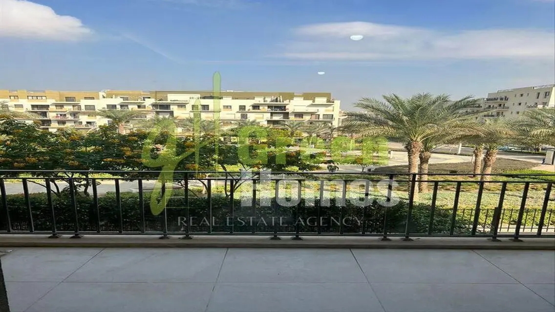 منزل أخضر رائع للبيع مع حديقة خاصة في س ج