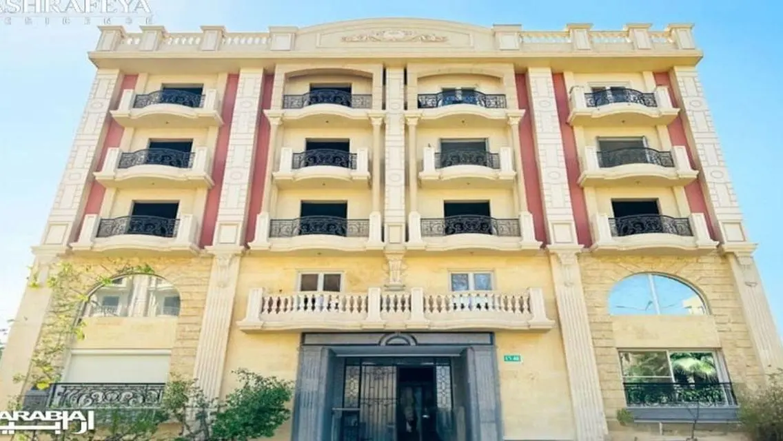 شقة جميلة مع شرفة ومسبح مشترك