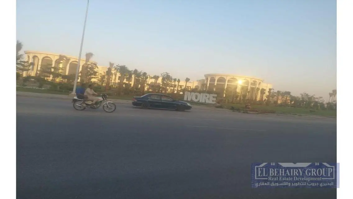 شقة فاخرة للبيع في قلب المدينة مع شرفة ومرافق رائعة