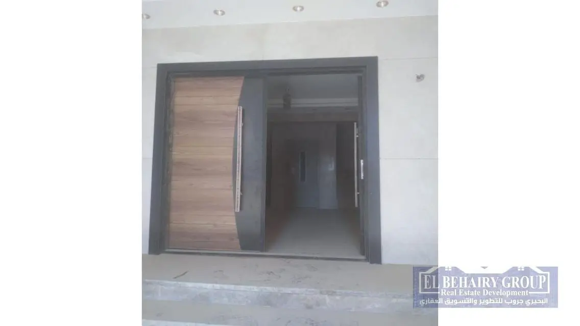 شقة فاخرة للبيع في قلب المدينة مع شرفة ومرافق رائعة