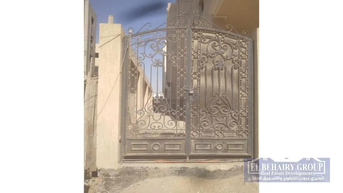 شقة فاخرة للبيع في قلب المدينة مع شرفة ومرافق رائعة