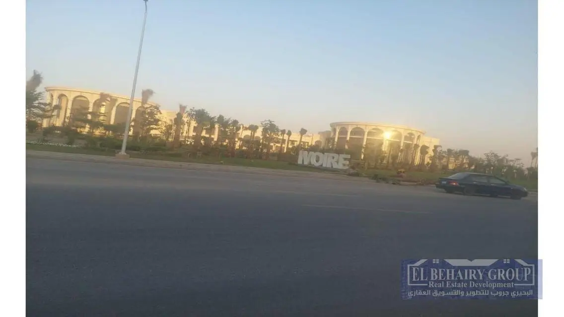 شقة فاخرة للبيع في قلب المدينة مع شرفة ومرافق رائعة