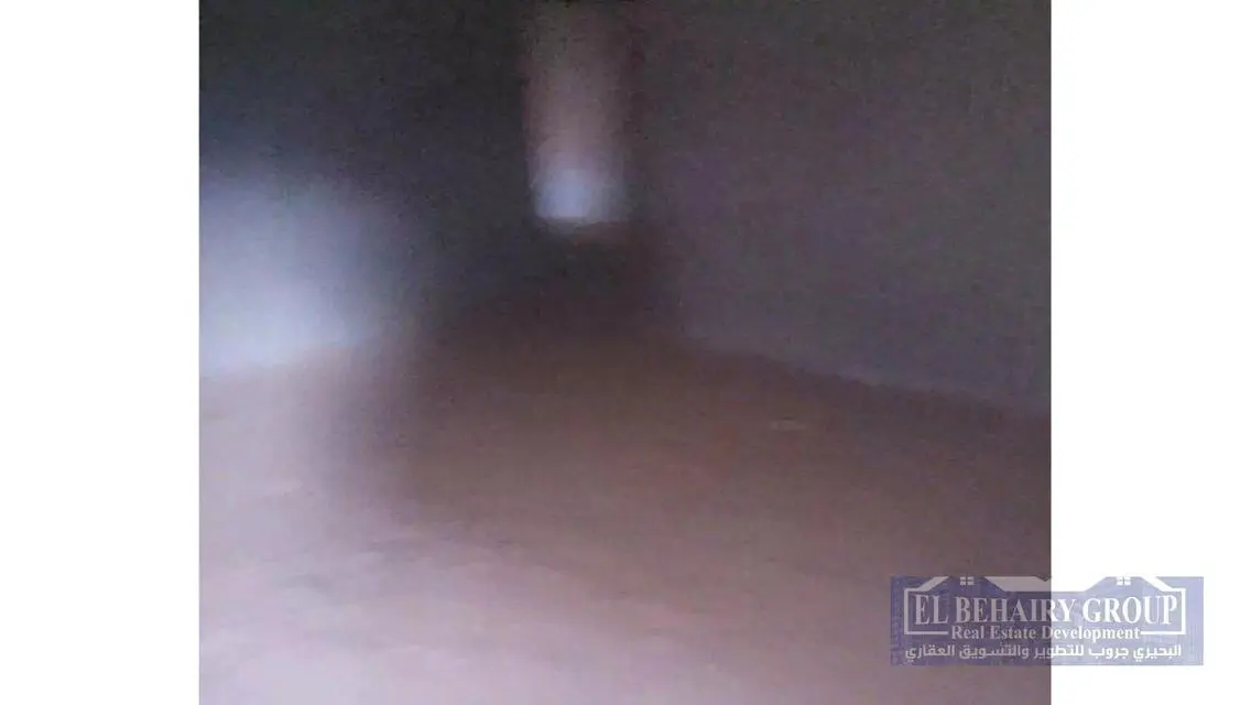 شقة فاخرة للبيع في قلب المدينة مع شرفة ومرافق رائعة