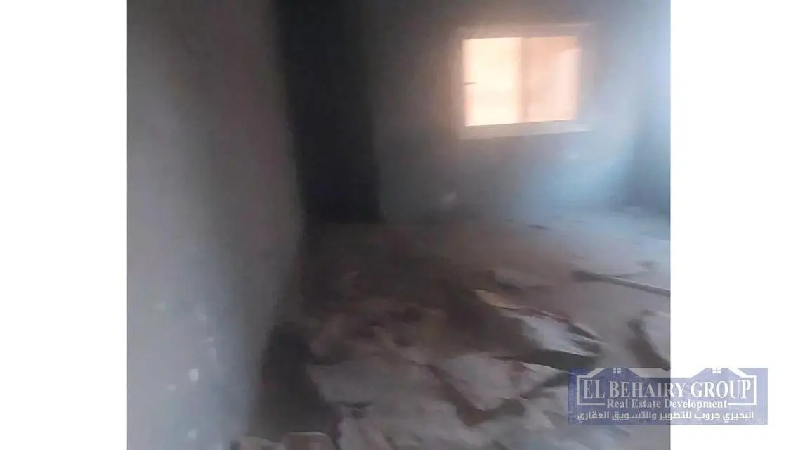 شقة فاخرة للبيع في قلب المدينة مع شرفة ومرافق رائعة