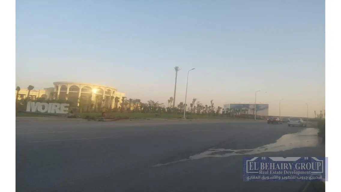 شقة فاخرة للبيع في قلب المدينة مع شرفة ومرافق رائعة