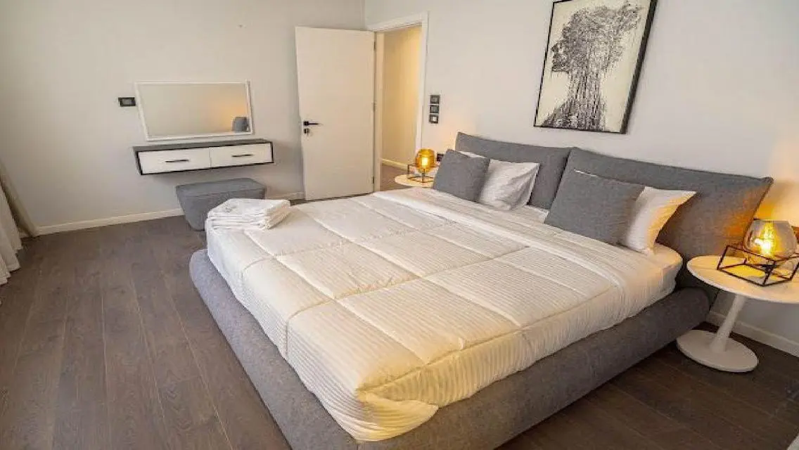 3-Bedroom Apartment with Lake View in Lake View Residence