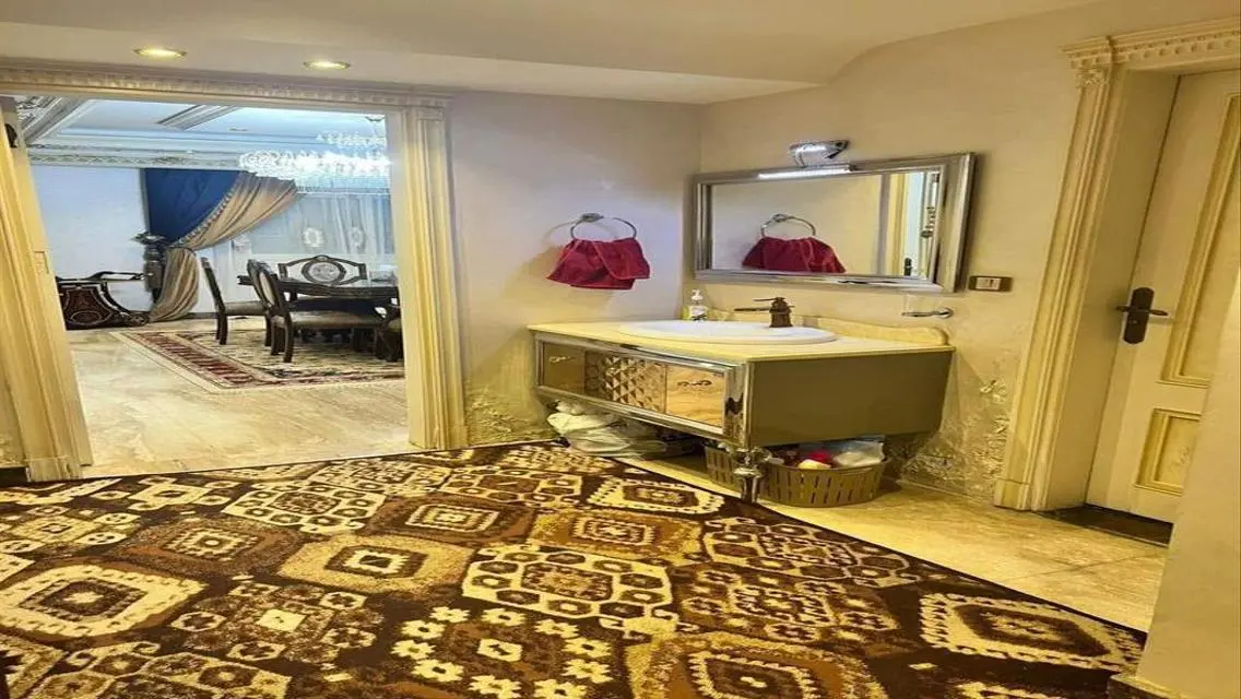 فيلا فاخرة بمساحة شاسعة مع مسبح خاص وحديقة