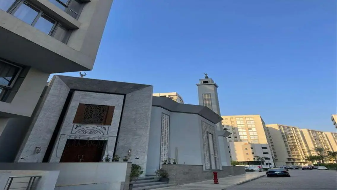 شاليه مع مسبح وحارس أمن للبيع