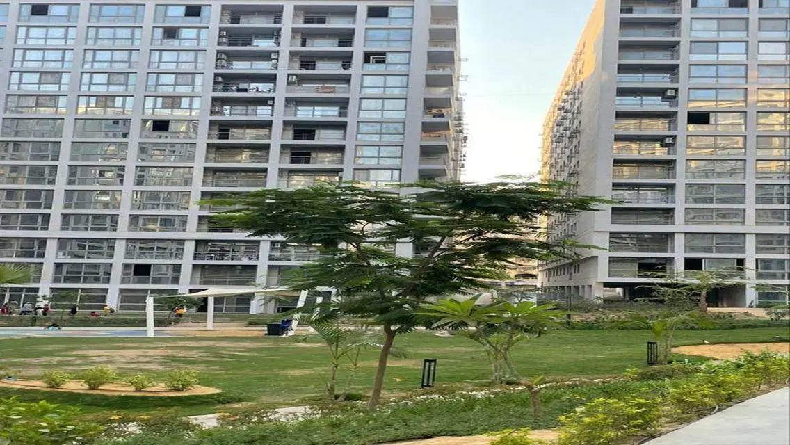 شاليه مع مسبح وحارس أمن للبيع