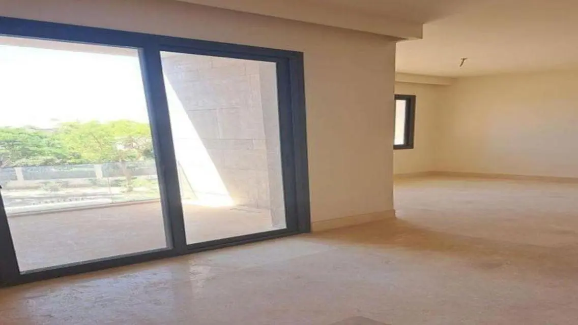 فيلا فاخرة بمساحة واسعة مع مسبح خاص في موقع متميز