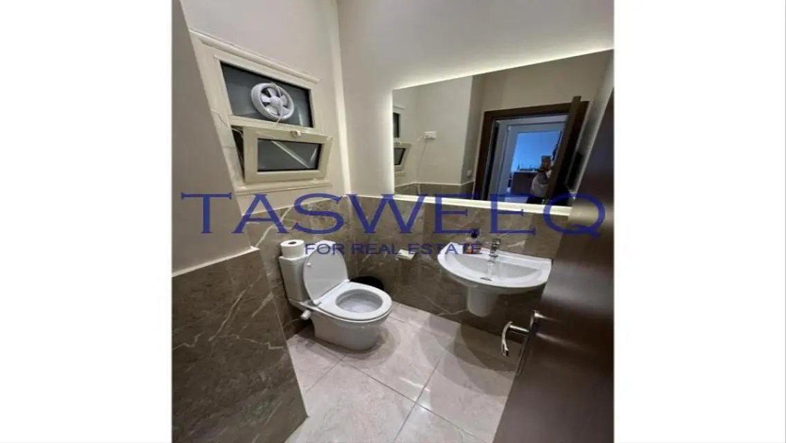 Commercial Mall for Sale with 152 sqm
