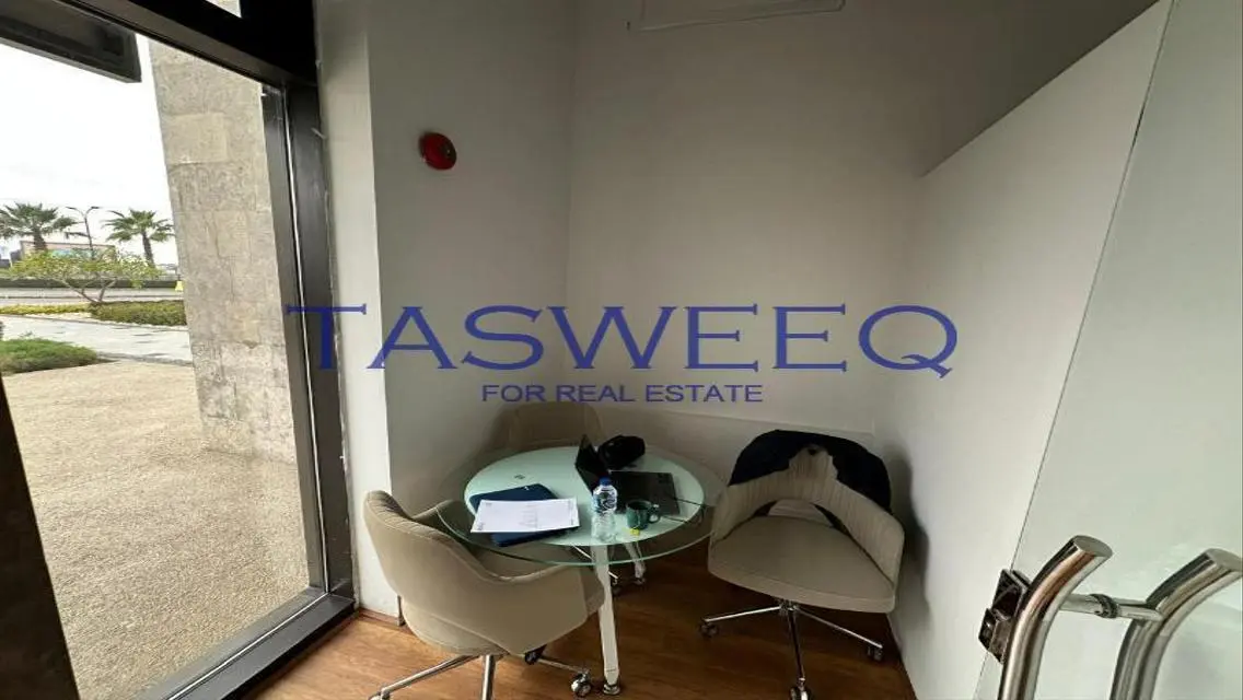 Commercial Mall for Sale with 152 sqm
