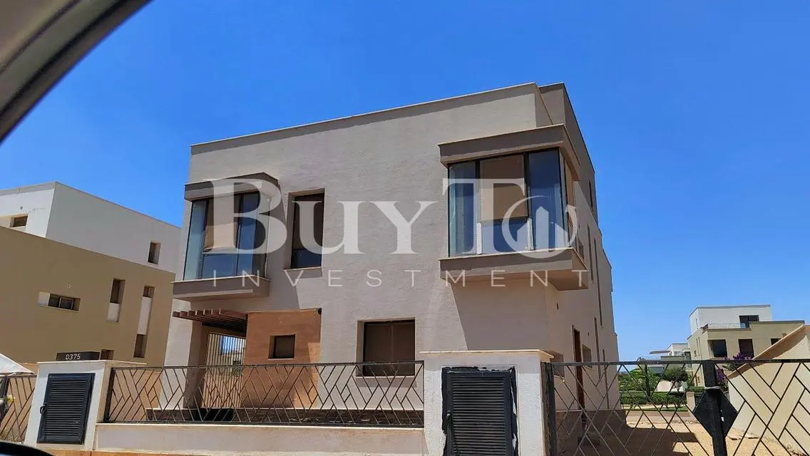 Luxury Villa with Stunning View – 300 sqm Living Space