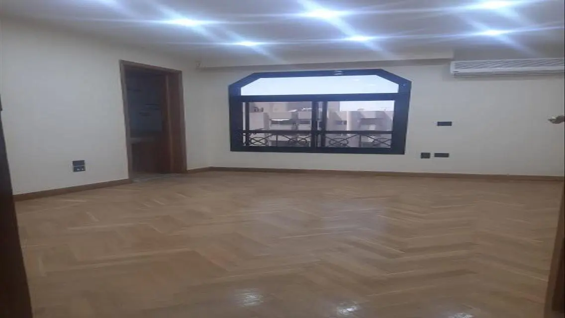 مكتب حديث للإيجار بمساحة 400 متر