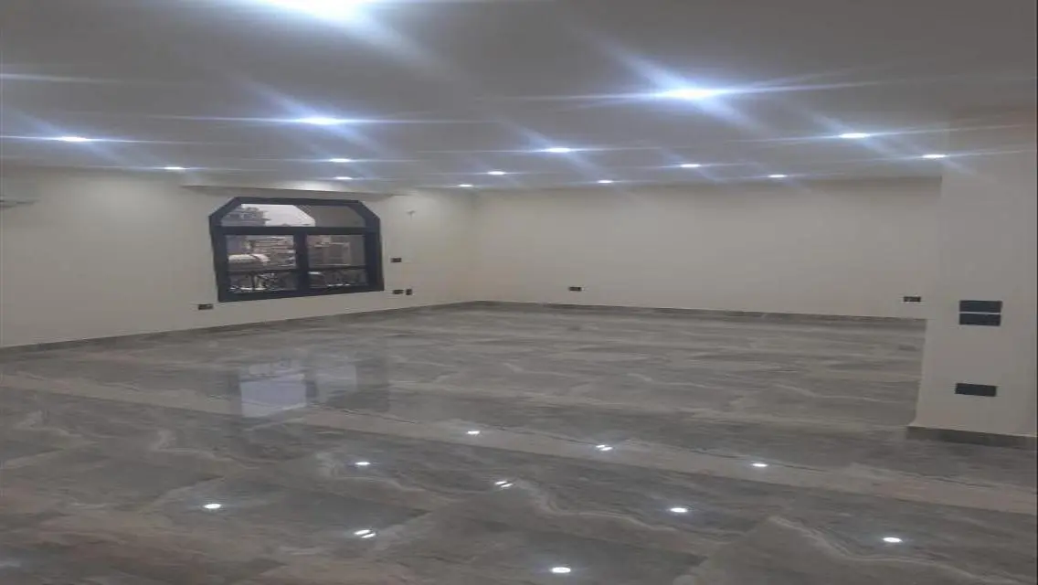 مكتب حديث للإيجار بمساحة 400 متر