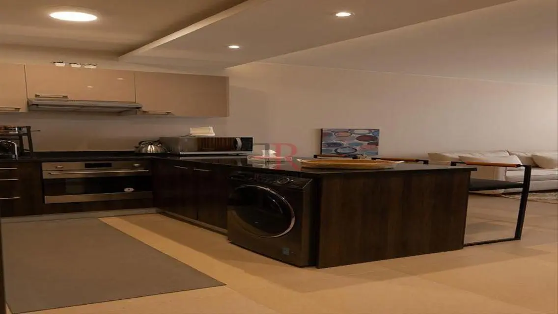 Luxury Apartment with Lake View and Balcony