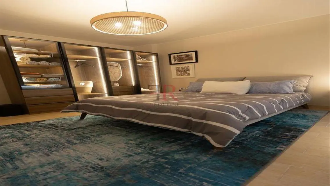 Luxury Apartment with Lake View and Balcony