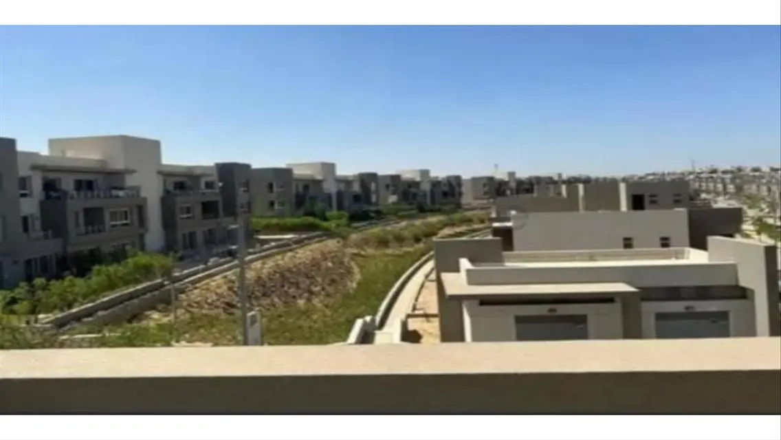 فيلا فاخرة للبيع مع حديقة خاصة