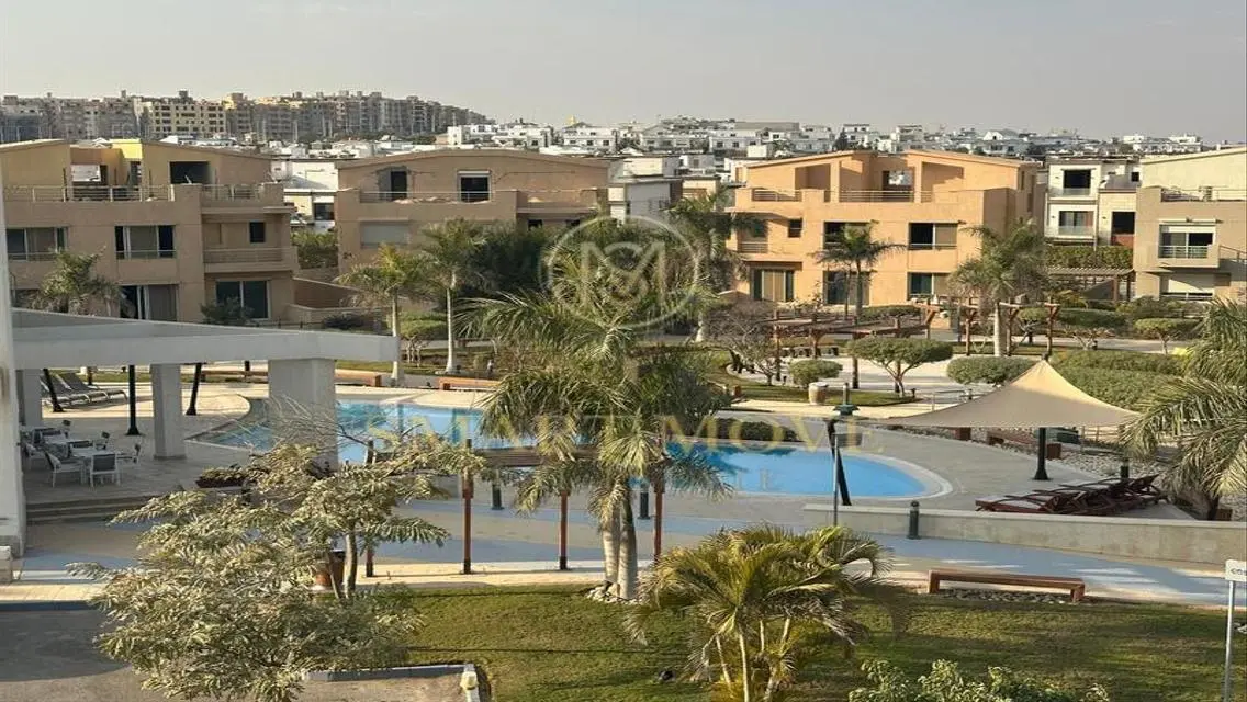 شقة فاخرة مع حديقة خاصة ومسبح مشترك
