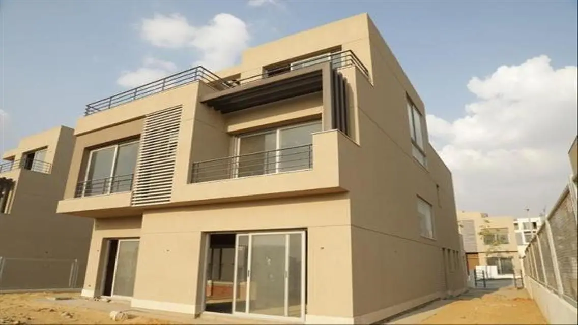 فيلا فاخرة للبيع بمساحة شاسعة مع مسبح خاص وحديقة خاصة