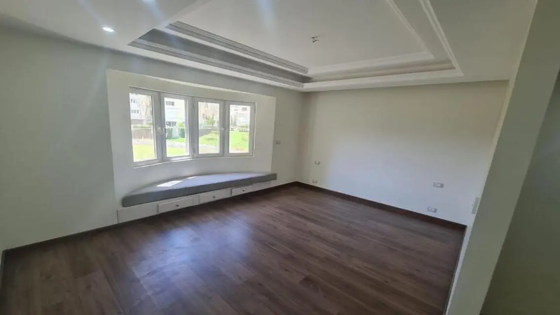Luxurious Villa Overlooking Lakes - 278 sqm