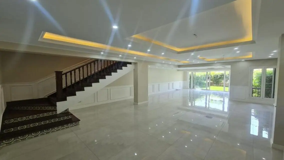 Luxurious Villa Overlooking Lakes - 278 sqm