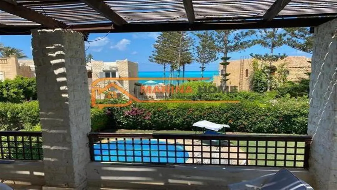 فيلا معدلة للبيع على البحر مباشرة في مارينا