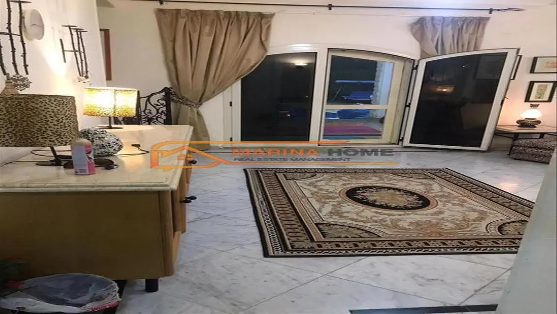 فيلا معدلة للبيع على البحر مباشرة في مارينا