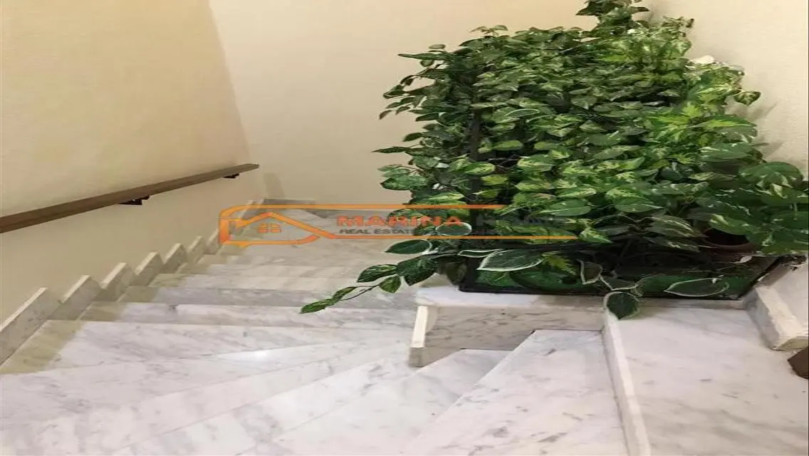 فيلا معدلة للبيع على البحر مباشرة في مارينا