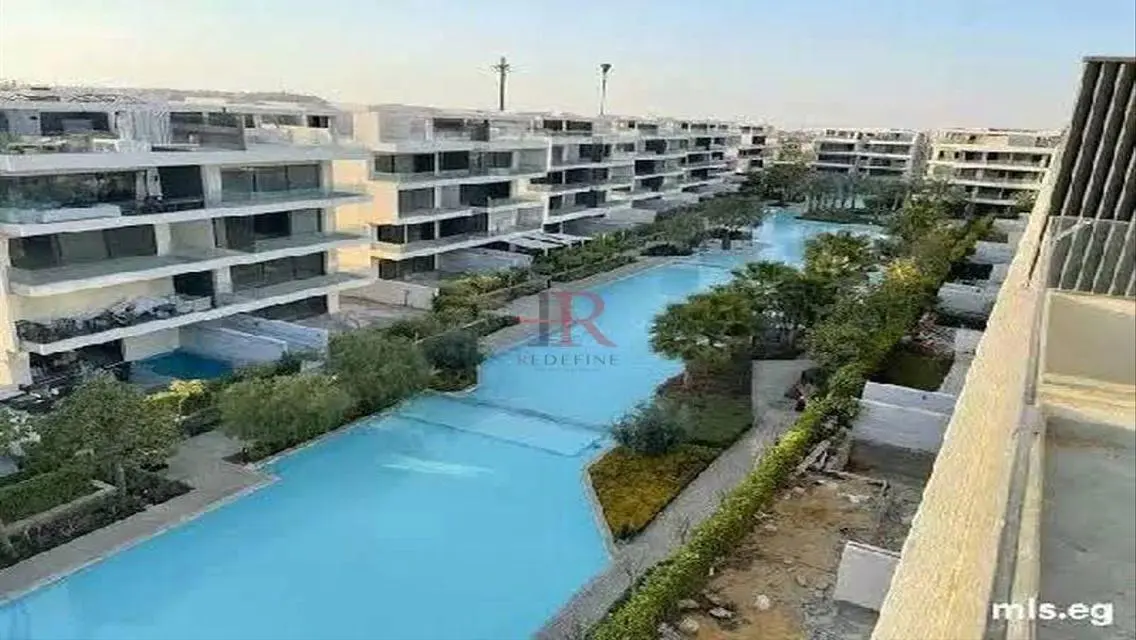 فيلا فاخرة للبيع مع حديقة خاصة في موقع متميز