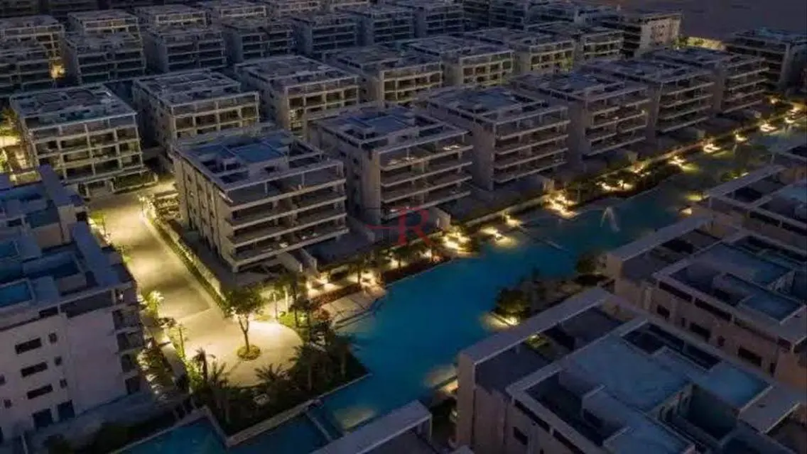 فيلا فاخرة للبيع مع حديقة خاصة في موقع متميز