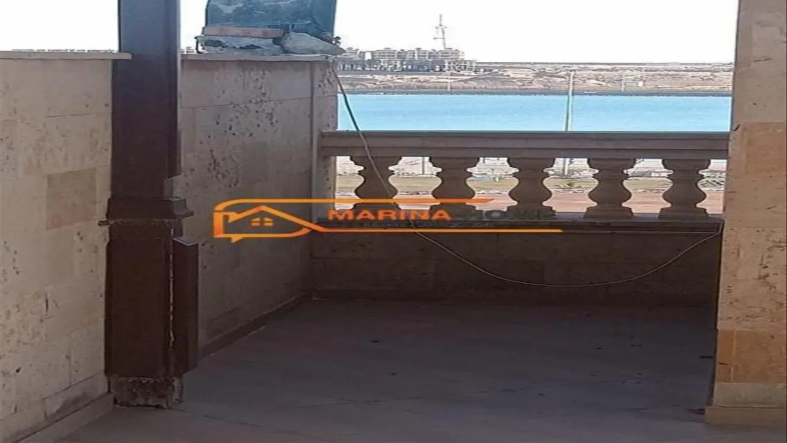 قصر فاخر للبيع في مارينا 5 - أول صف على البحيرة