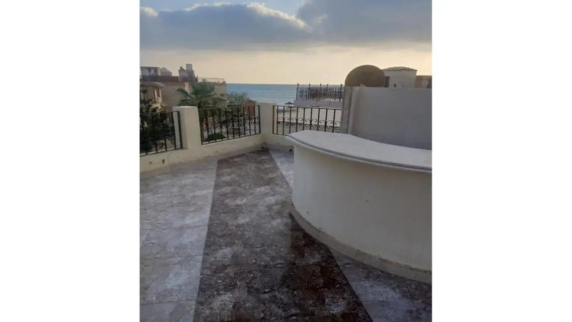 فيلا فاخرة بحديقة خاصة للبيع