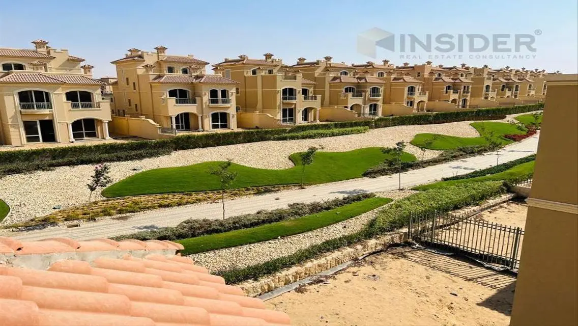 عقار فخم مع حديقة ومسبح خاص