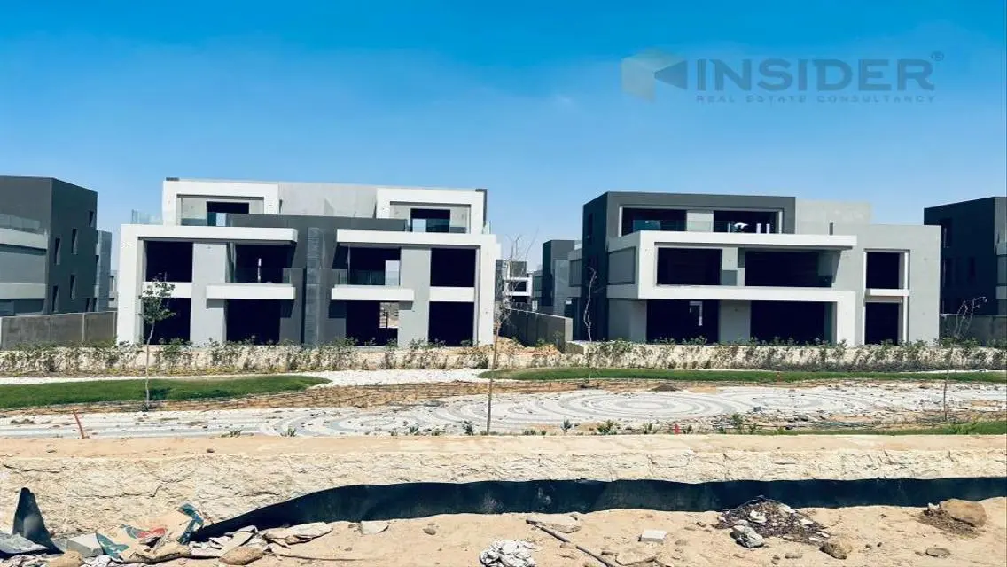 عقار فخم مع حديقة ومسبح خاص