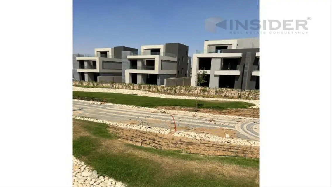 عقار فخم مع حديقة ومسبح خاص