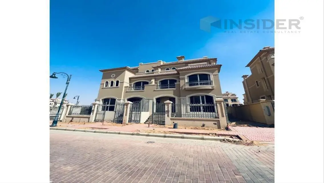 عقار فخم مع حديقة ومسبح خاص