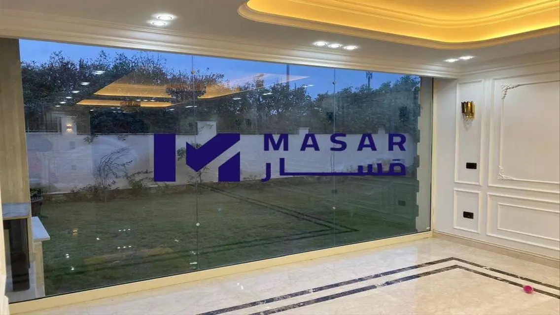 شقة فاخرة مع حديقة خاصة وغرفة خادمة في موقع متميز