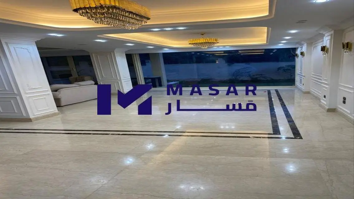 شقة فاخرة مع حديقة خاصة وغرفة خادمة في موقع متميز