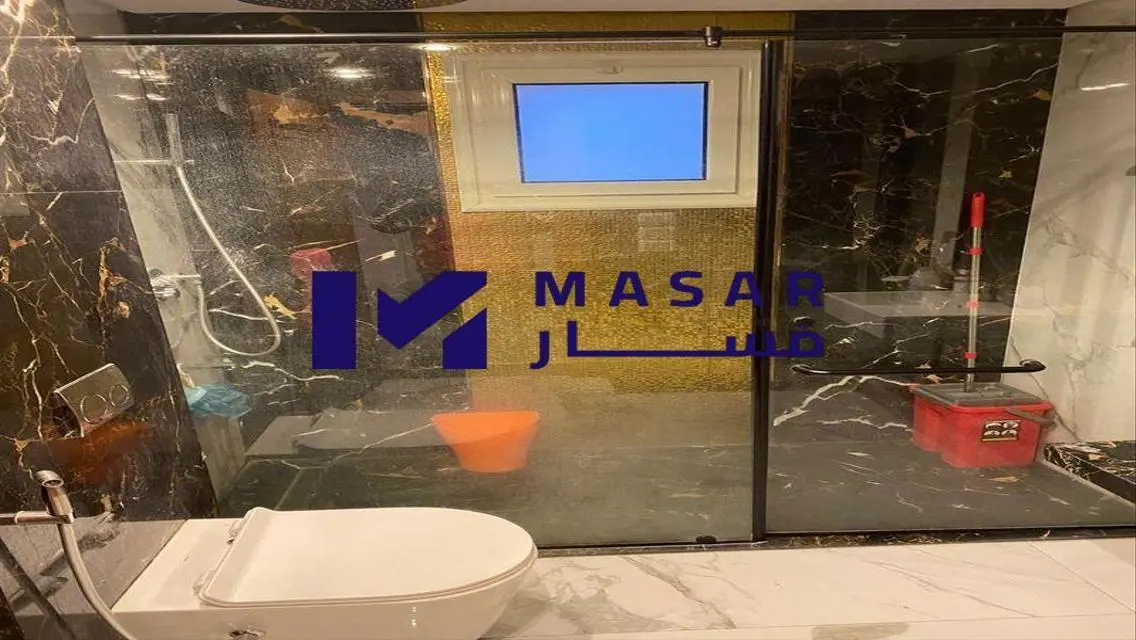 شقة فاخرة مع حديقة خاصة وغرفة خادمة في موقع متميز