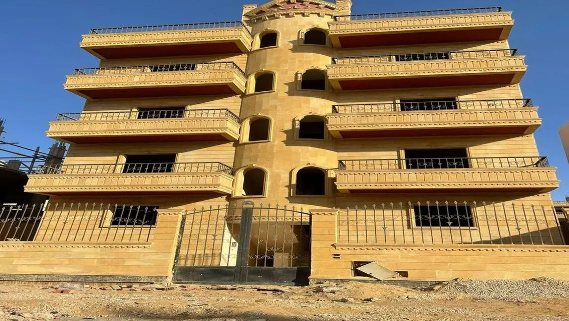 شقة فاخرة مع غرفة دراسة وشرفة للبيع