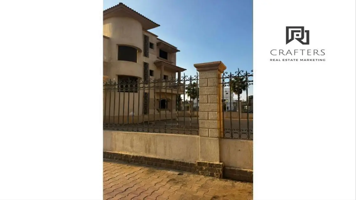 شقة فاخرة مكونة من 4 غرف مع حديقة خاصة