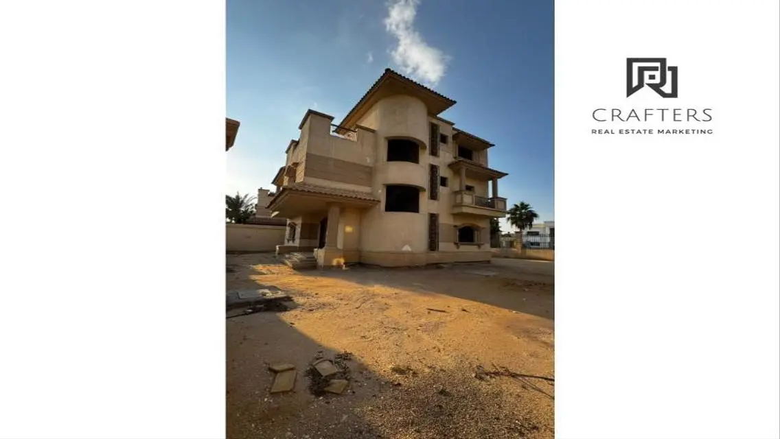 شقة فاخرة مكونة من 4 غرف مع حديقة خاصة