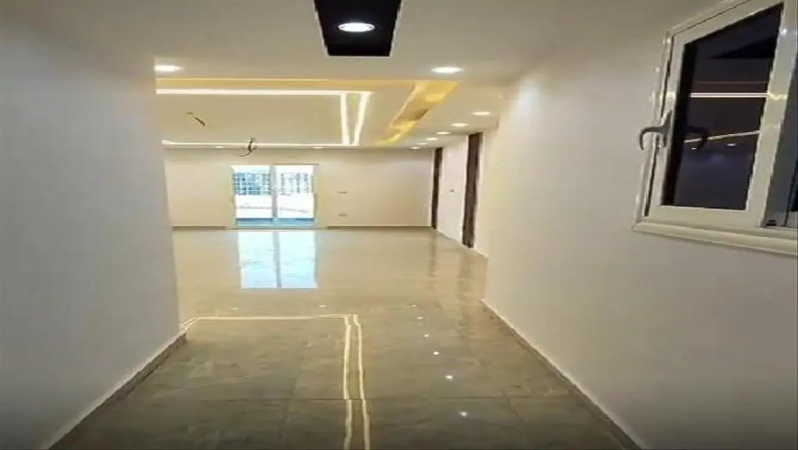 فيلا فاخرة للبيع في R7 مع مسبح خاص وإطلالة رائعة