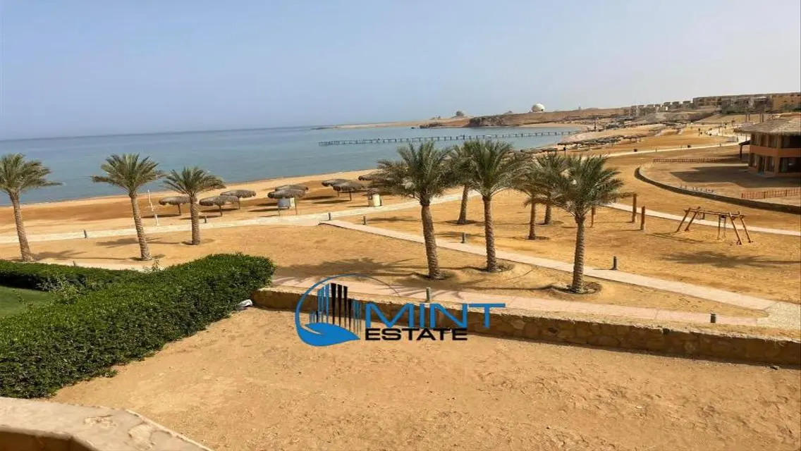منزل فخم للبيع مع حديقة ومسبح في خدمة مشتركة