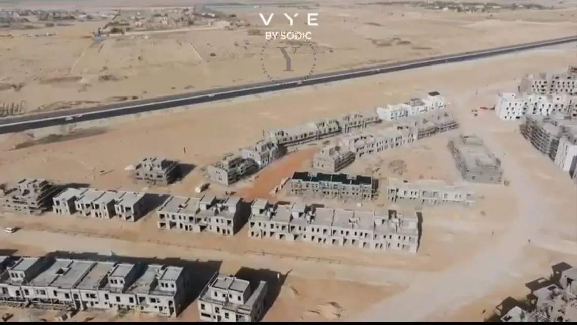 فيلا فاخرة بخدمات متكاملة وشرفة خاصة بجوار البحيرة