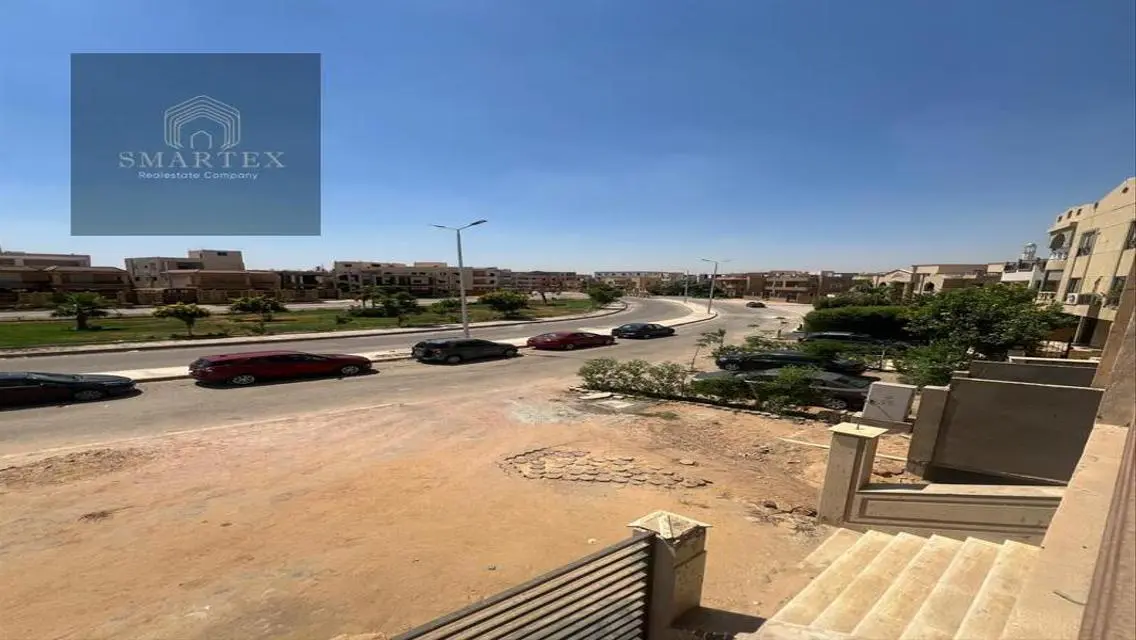 شقة فاخرة بمساحة 350 متر مع شرفة مطلة