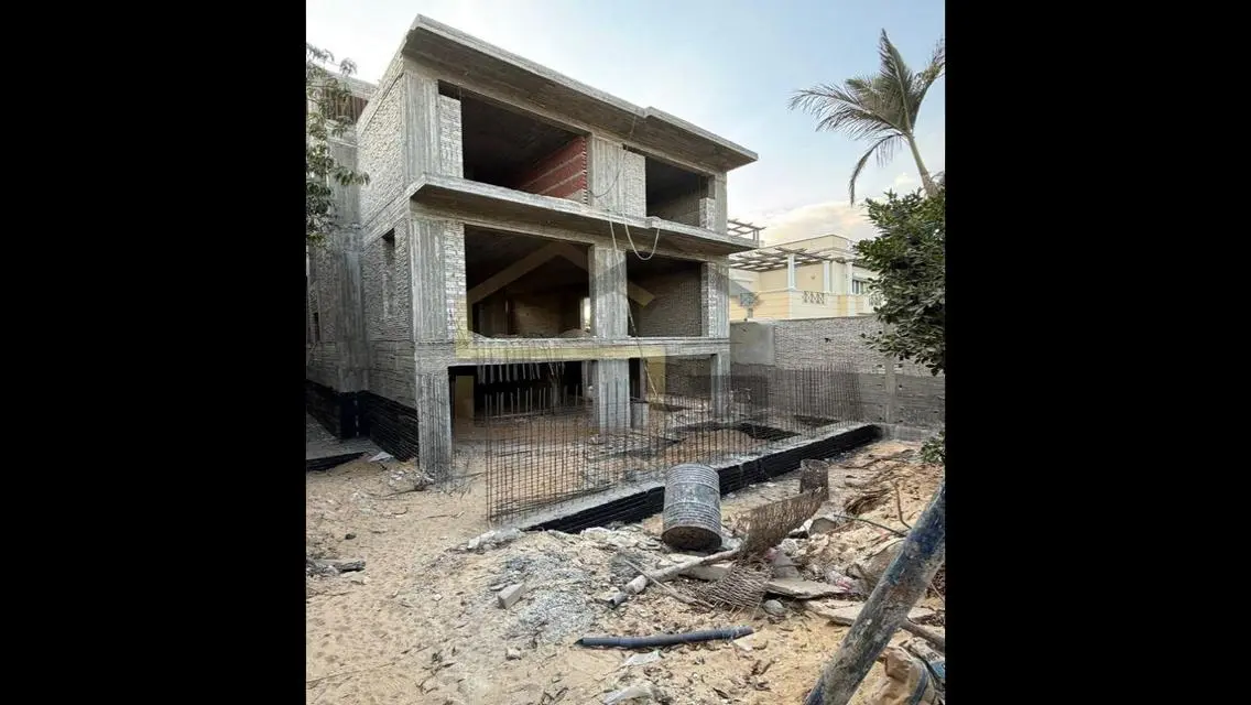 فيلا فاخرة مع حديقة خاصة ومسبح في موقع متميز